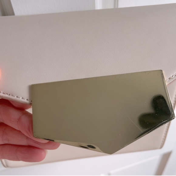 Cream Shoulder Bag with Golden Metal Clasp - Picture 7 of 16